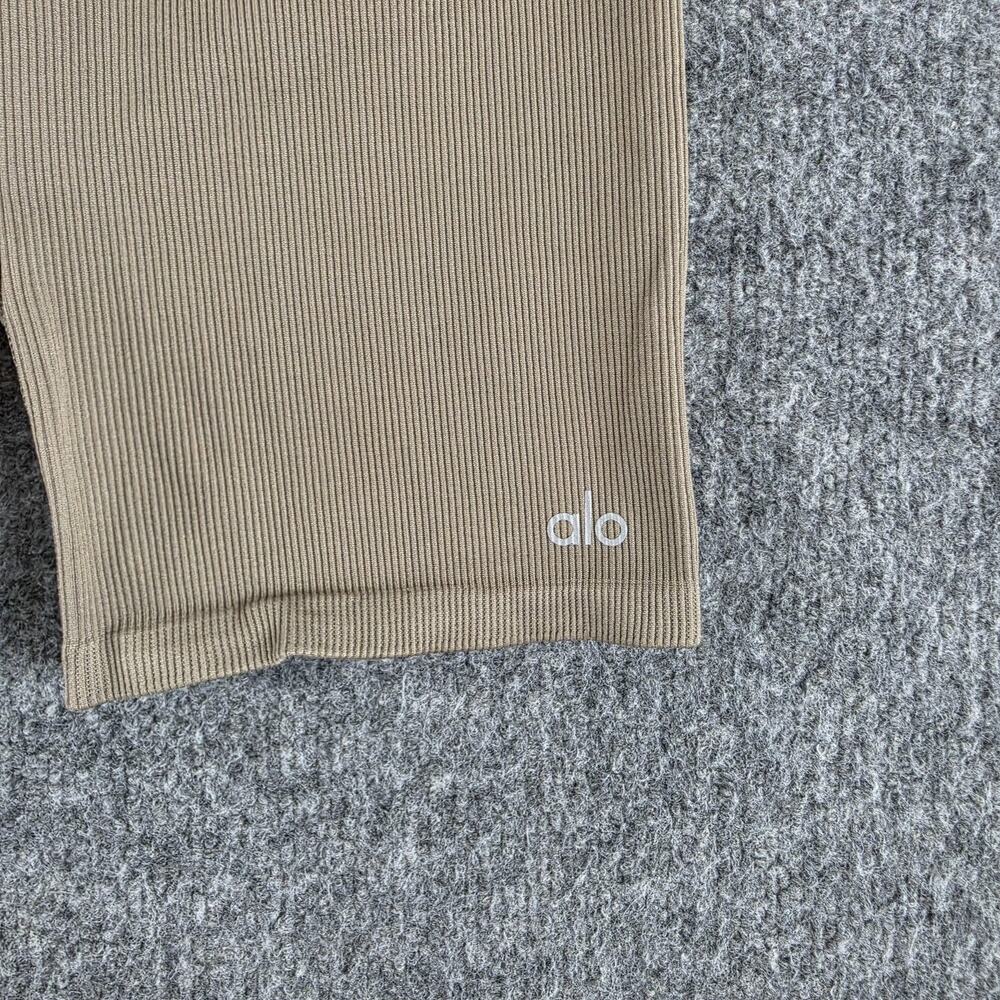Alo Yoga Shorts Womens XS Seamless Ribbed Favorite Biker Beige Yoga Pilates Gym - Picture 6 of 15